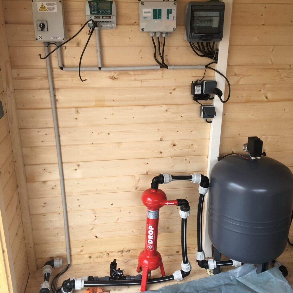 2 Systeme de pompage et darrosage automatique avec pompe ballon filtre a particule et programmateur scaled 1 e1707078835831