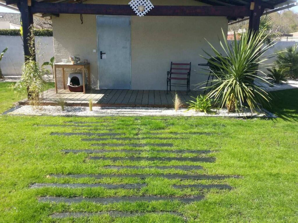 5 Pas japonais en piquets de schiste brut 33160 Saint Medard en Jalles